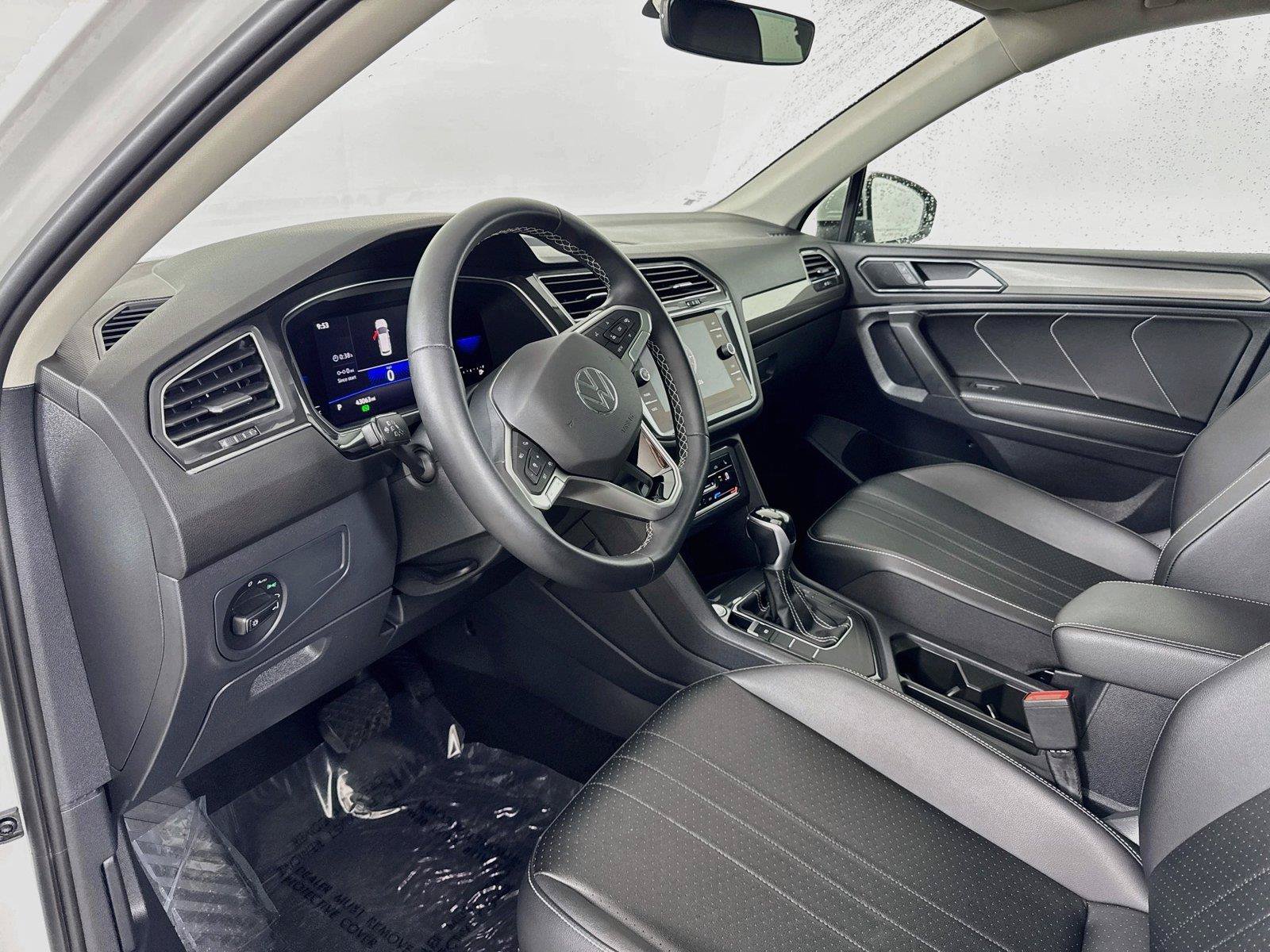 Used 2023 Volkswagen Tiguan SE w/ Panoramic Sunroof Package FWD image 9