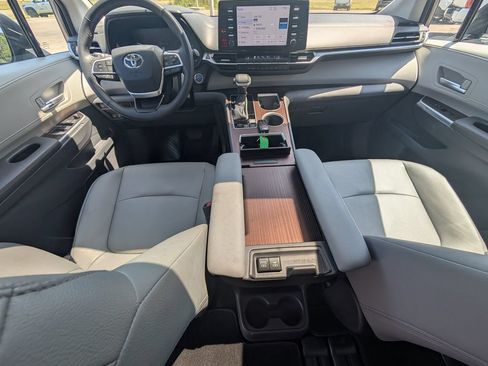 Used 2024 Toyota Sienna XLE FWD image 25
