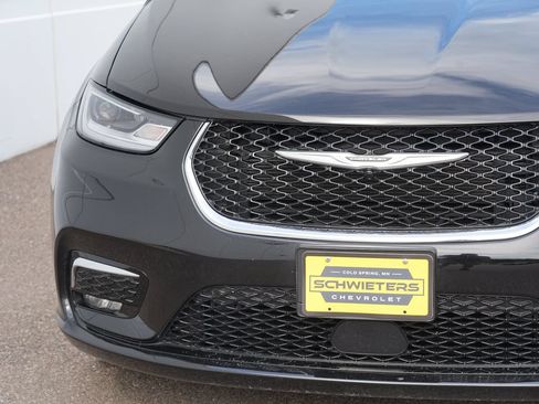 Used 2025 Chrysler Pacifica Select FWD image 9