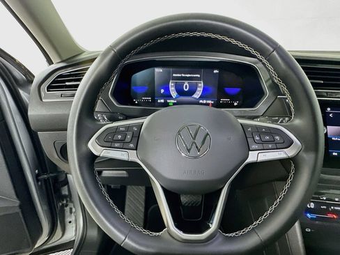 Used 2023 Volkswagen Tiguan SE w/ Panoramic Sunroof Package FWD image 18
