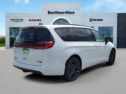 New 2026 Chrysler Pacifica Limited image 4
