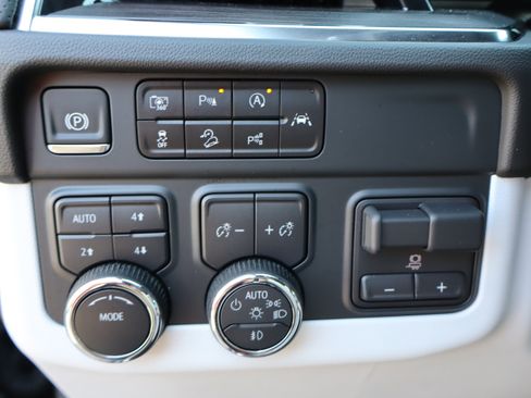 Used 2025 Chevrolet Tahoe Premier AWD/4WD image 22