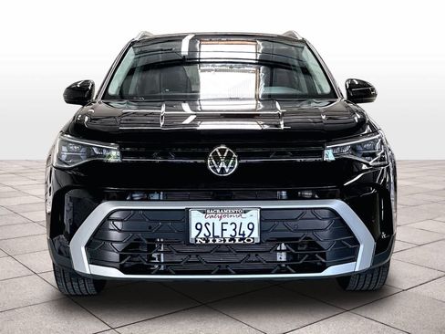 Used 2025 Volkswagen Taos SE FWD image 2