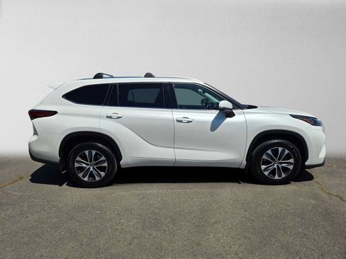 Used 2020 Toyota Highlander XLE AWD/4WD image 2