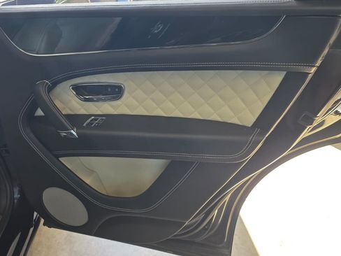 Used 2017 Bentley Bentayga AWD/4WD image 22
