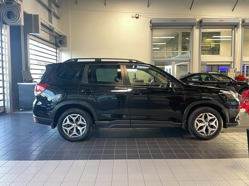 Used 2023 Subaru Forester Premium image 4