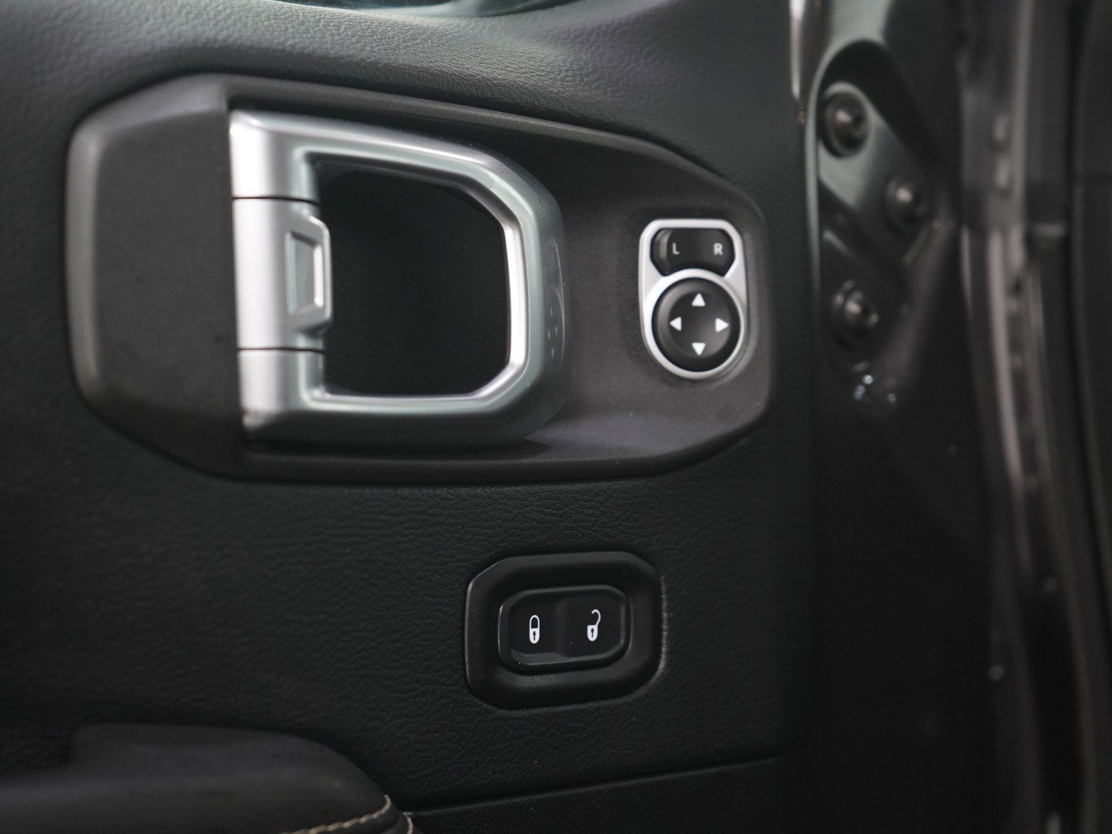Used 2019 Jeep Wrangler Unlimited Sahara w/ Uconnect 4C Nav & Sound Group AWD/4WD image 22