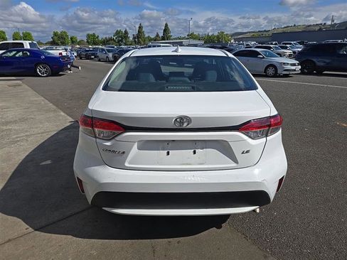 Used 2022 Toyota Corolla LE FWD image 4