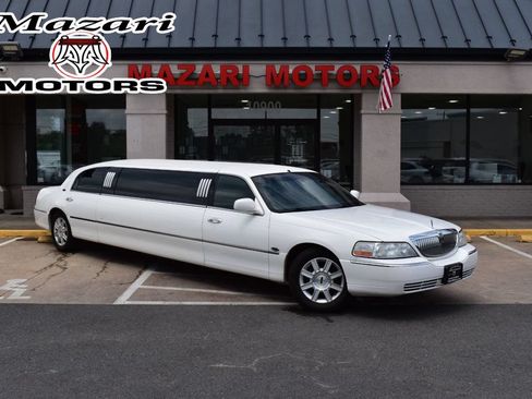 Used 2007 Lincoln Town Car Executive RWD image 1