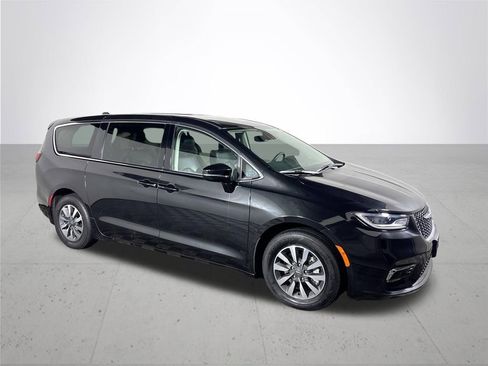 Used 2024 Chrysler Pacifica Select image 4