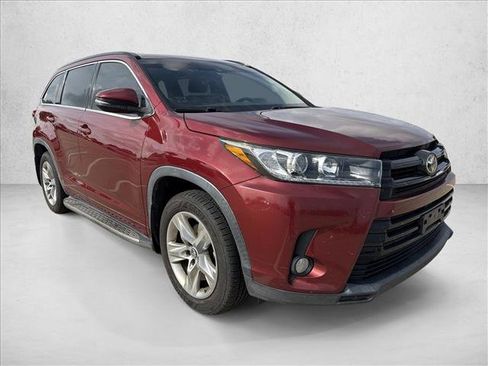 Used 2017 Toyota Highlander SE FWD image 3