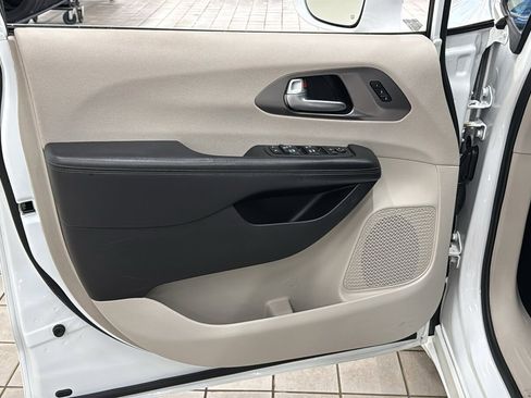 Used 2018 Chrysler Pacifica Limited image 23