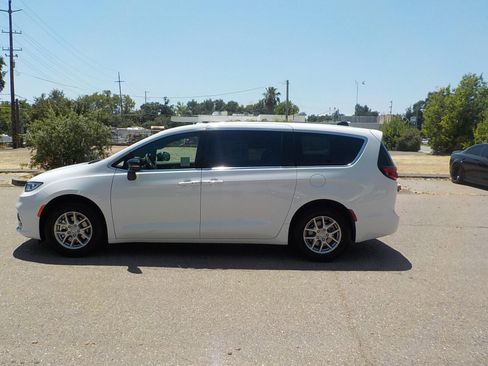 New 2025 Chrysler Pacifica Select image 9