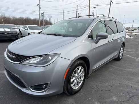 Used 2020 Chrysler Pacifica Touring-L image 3