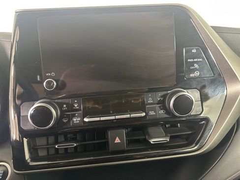 Used 2024 Toyota Highlander LE AWD/4WD image 15