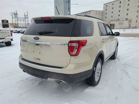 Used 2018 Ford Explorer XLT w/ Equipment Group 202A image 7