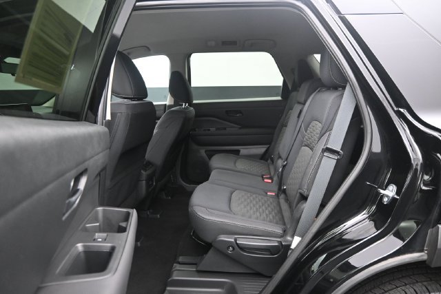 Used 2024 Nissan Pathfinder SV FWD image 11