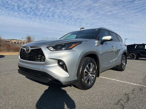 Used 2023 Toyota Highlander L image 4