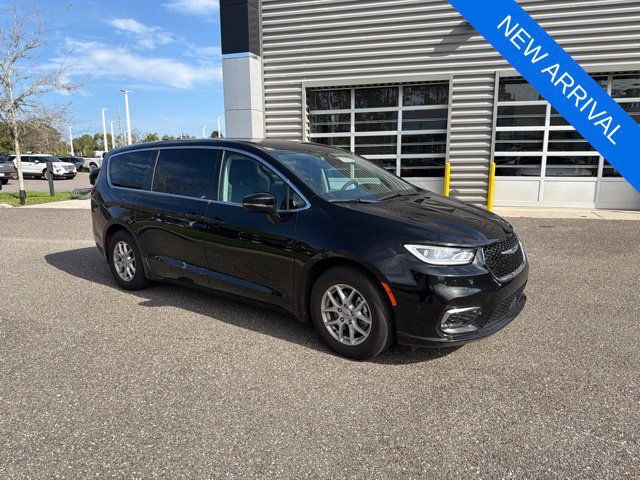 Used 2024 Chrysler Pacifica Touring-L FWD image 1