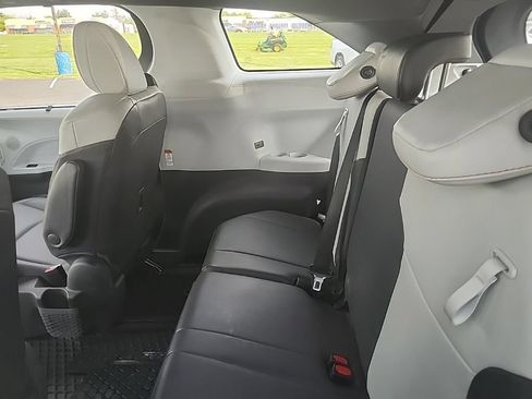 Used 2021 Toyota Sienna XSE AWD/4WD image 12
