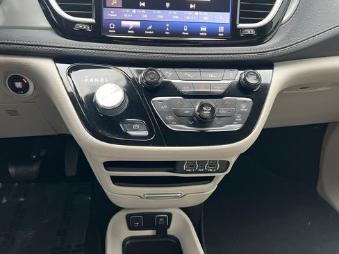 Certified 2021 Chrysler Pacifica Touring-L image 15