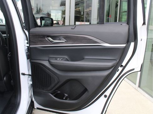 New 2025 Jeep Grand Cherokee Limited w/ Luxury Tech Group II image 26