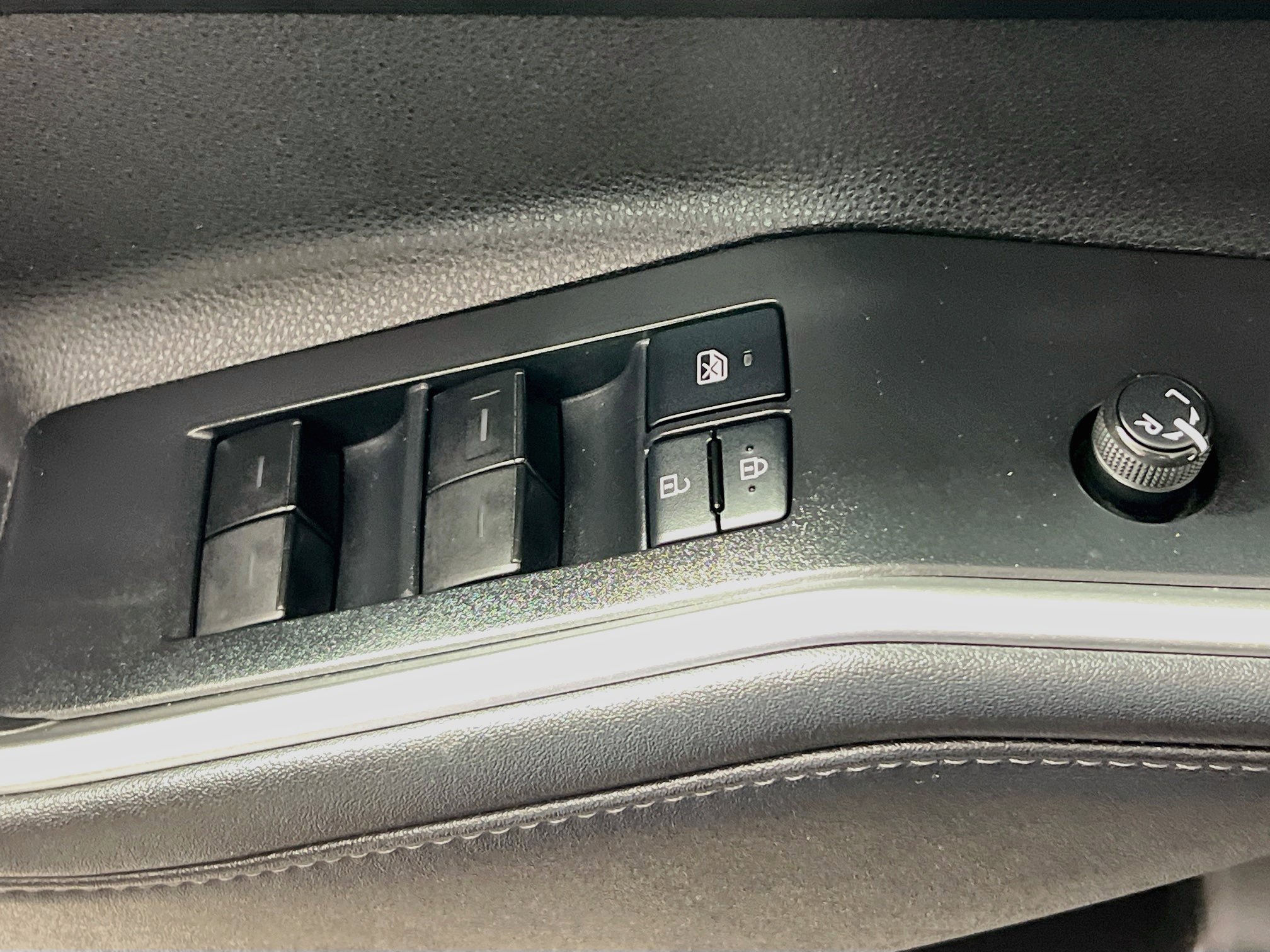 Used 2022 Toyota Highlander LE AWD/4WD image 16