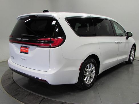 Used 2023 Chrysler Pacifica Touring-L FWD image 7