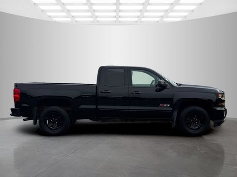 Used 2017 Chevrolet Silverado 1500 LT w/ Midnight Edition AWD/4WD image 8