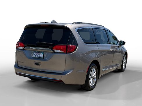 Used 2017 Chrysler Pacifica Touring-L FWD image 5