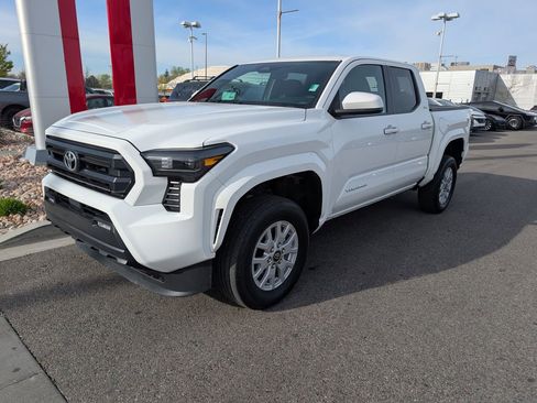 Used 2025 Toyota Tacoma SR5 AWD/4WD image 4