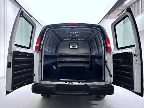 Used 2018 Chevrolet Express 2500 image 21