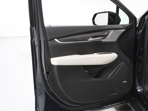 Certified 2026 Cadillac XT5 Sportv w/ LPO, Onyx Lite Package image 4