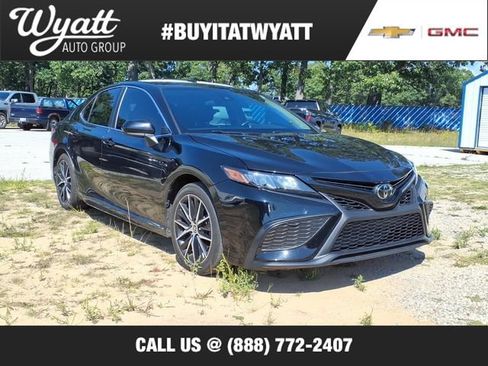 Used 2021 Toyota Camry SE FWD image 1