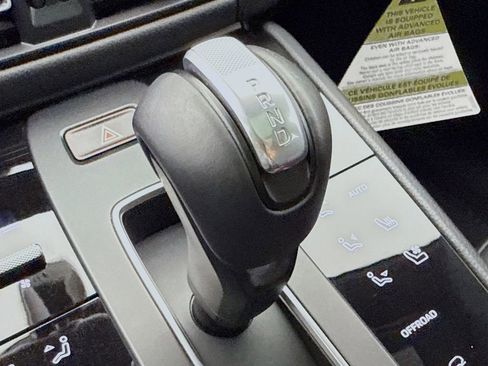 Certified 2025 Porsche Macan AWD/4WD image 21
