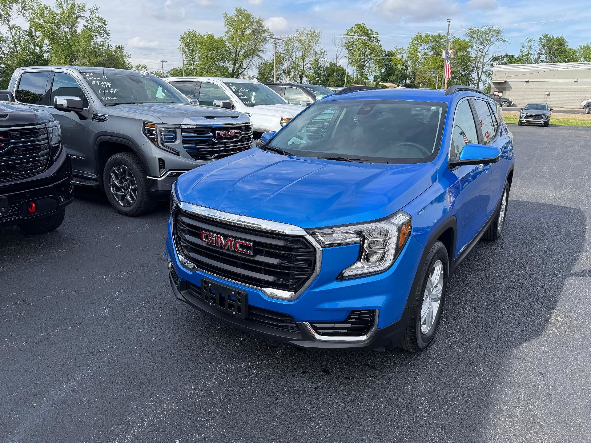 Used 2024 GMC Terrain SLE w/ Driver Convenience Package FWD image 1