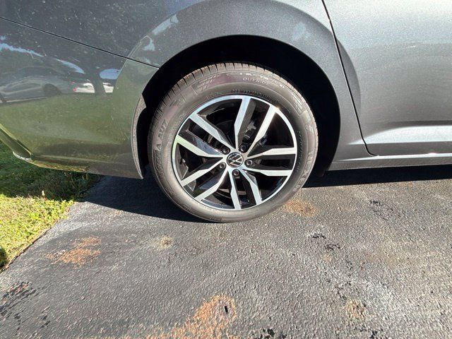 New 2027 Volkswagen Jetta SE FWD image 13