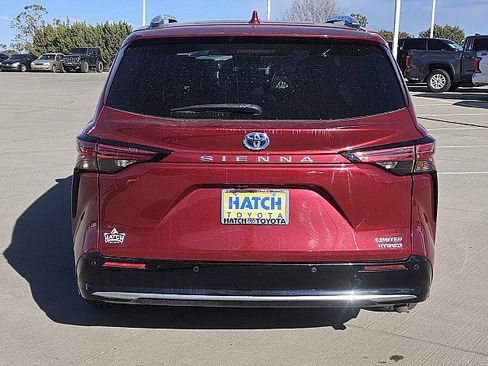 Used 2021 Toyota Sienna Limited image 6