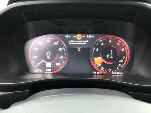 Used 2022 Volvo XC40 T5 R-Design w/ Advanced Package image 21