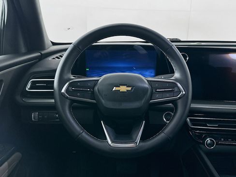 Used 2025 Chevrolet Traverse LT image 18