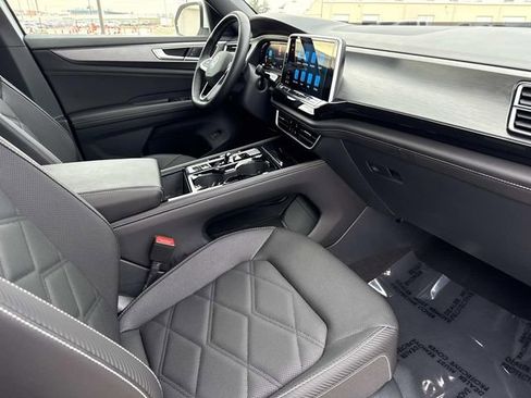 Used 2025 Volkswagen Atlas Cross Sport SE image 16
