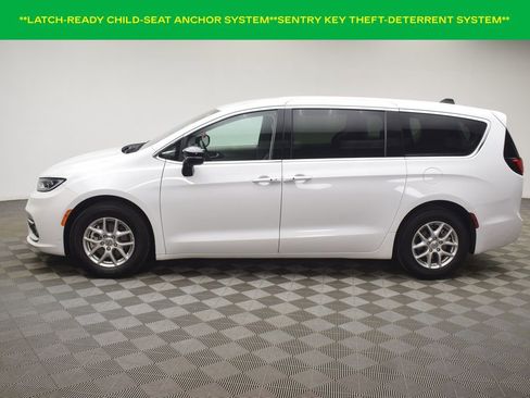 Used 2024 Chrysler Pacifica Touring-L image 12