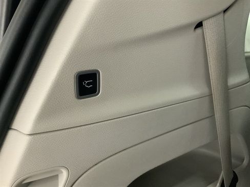 Used 2024 Chrysler Pacifica Touring-L FWD image 8