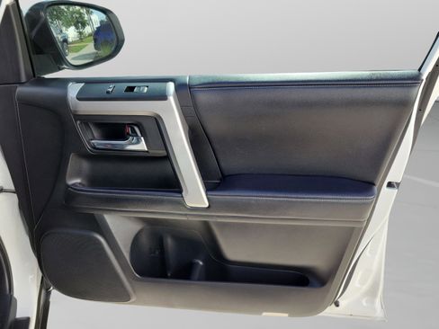 Used 2020 Toyota 4Runner SR5 AWD/4WD image 9
