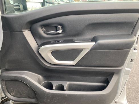 Used 2019 Nissan Titan SV w/ SV Convenience Package image 25