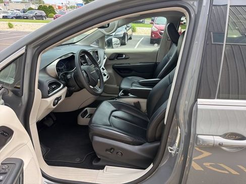 Used 2023 Chrysler Pacifica Touring-L FWD image 10