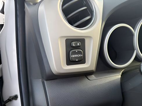 Used 2009 Toyota Matrix Base image 25