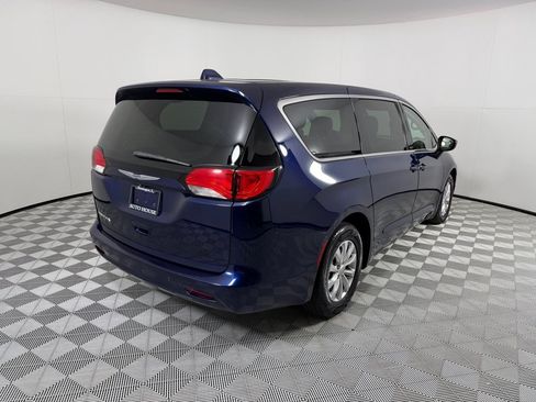 Used 2017 Chrysler Pacifica Touring w/ Tire & Wheel Group FWD image 5