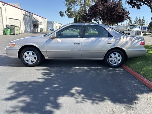 Used 2000 Toyota Camry LE FWD image 8