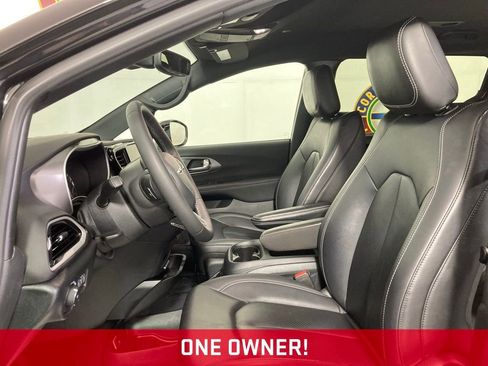 Used 2025 Chrysler Pacifica Select image 11